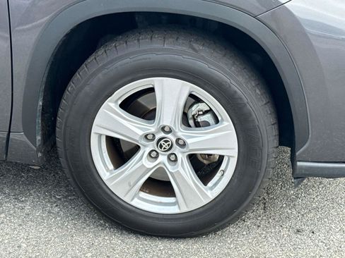 Used 2025 Toyota Highlander LE FWD image 30