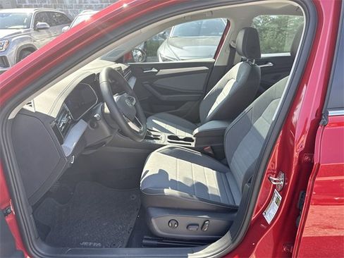 Used 2025 Volkswagen Jetta SE w/ Sunroof Package image 18