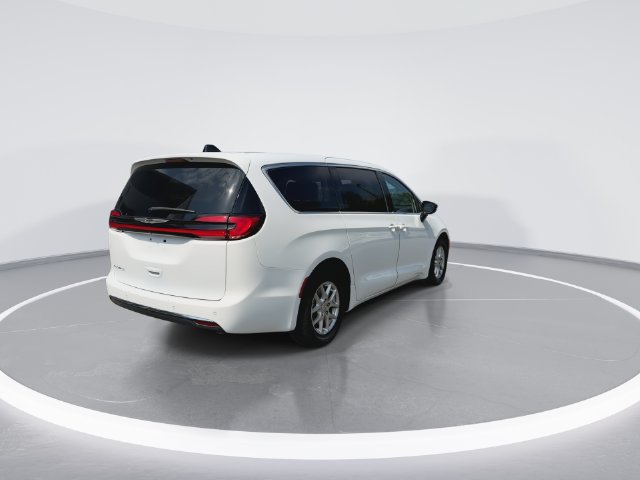 Used 2024 Chrysler Pacifica Touring-L FWD image 8