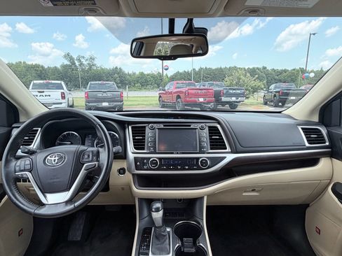 Used 2015 Toyota Highlander Limited w/ Driver Technology Package FWD image 12