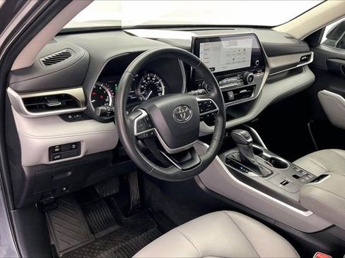 Used 2023 Toyota Highlander XLE FWD image 14