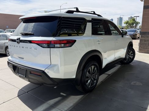 Used 2025 Nissan Pathfinder SV FWD image 4