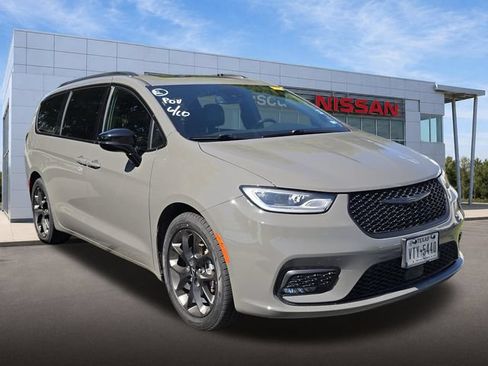 Used 2025 Chrysler Pacifica Limited FWD image 1