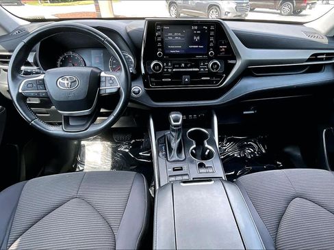 Used 2022 Toyota Highlander LE AWD/4WD image 15