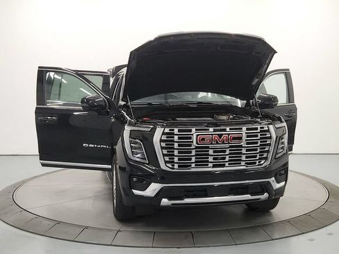 Used 2025 GMC Yukon XL Denali AWD/4WD image 11