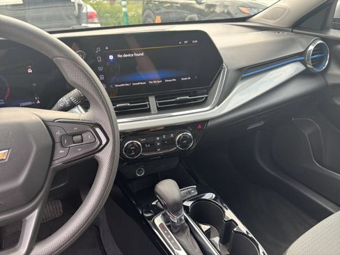 Used 2025 Chevrolet Trax LT FWD image 17