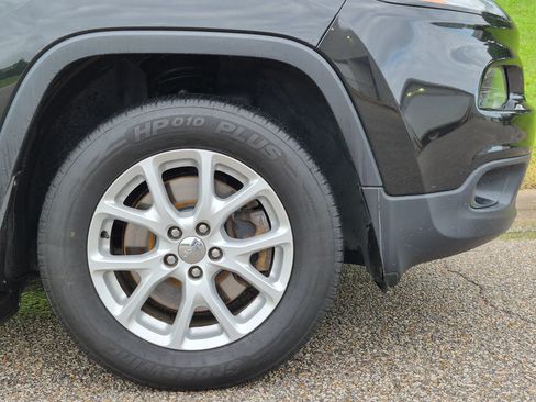 Used 2016 Jeep Cherokee Latitude w/ Comfort/Convenience Group AWD/4WD image 26
