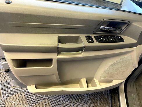 Used 2008 Chrysler Town & Country LX image 24