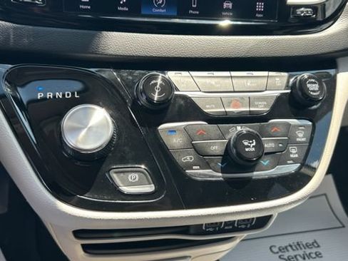 Used 2024 Chrysler Pacifica Touring-L FWD image 27