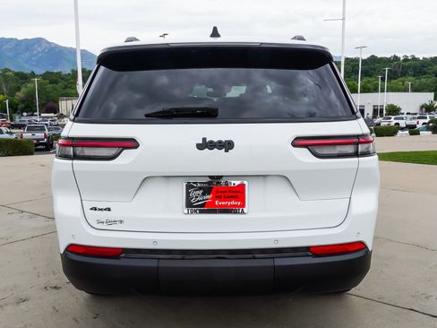 Used 2024 Jeep Grand Cherokee L Altitude AWD/4WD image 7
