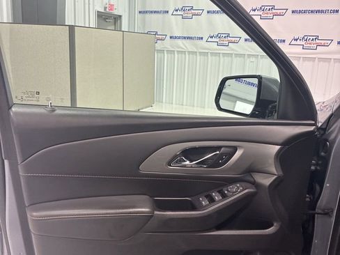 Used 2020 Chevrolet Traverse LT image 17