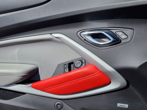 Used 2020 Chevrolet Camaro LT w/ Technology Package image 7