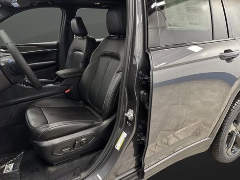 New 2025 Jeep Grand Cherokee Limited w/ Black Appearance Package image 4