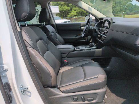 Used 2025 Nissan Pathfinder SL AWD/4WD image 35