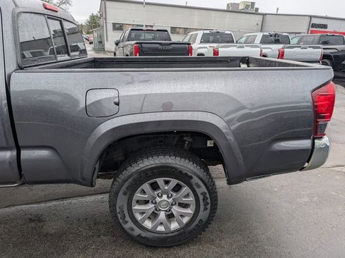 Used 2019 Toyota Tacoma SR5 w/ SR5 Appearance Package (SM) image 4