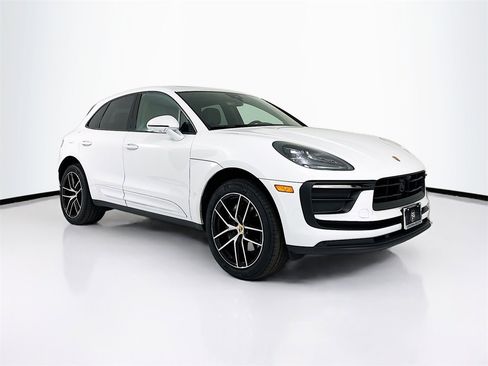 Certified 2025 Porsche Macan image 6