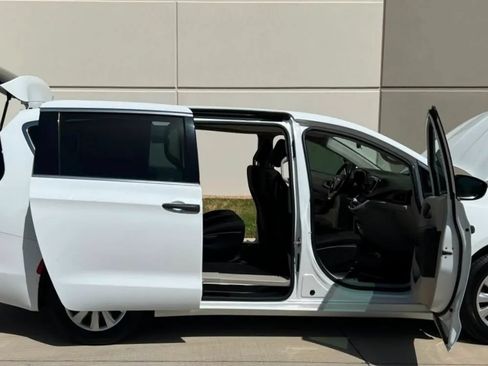 Used 2020 Chrysler Voyager L FWD image 14