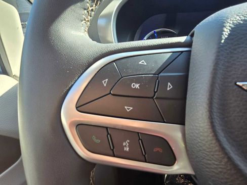 Used 2023 Chrysler Pacifica Touring-L image 32