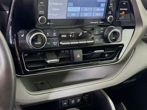 Used 2021 Toyota Highlander XLE AWD/4WD image 7