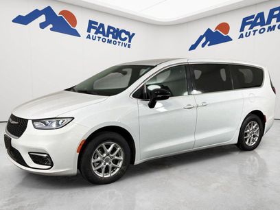 Used 2025 Chrysler Pacifica Select