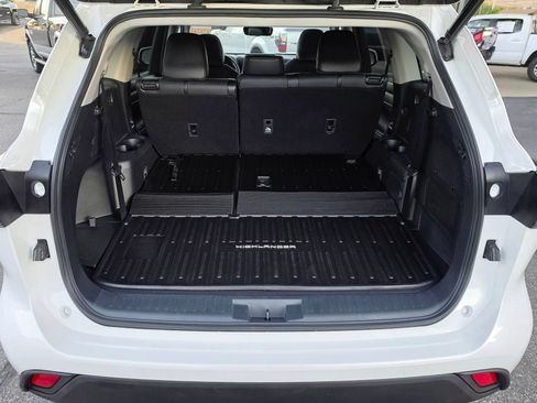 Used 2021 Toyota Highlander XLE FWD image 19