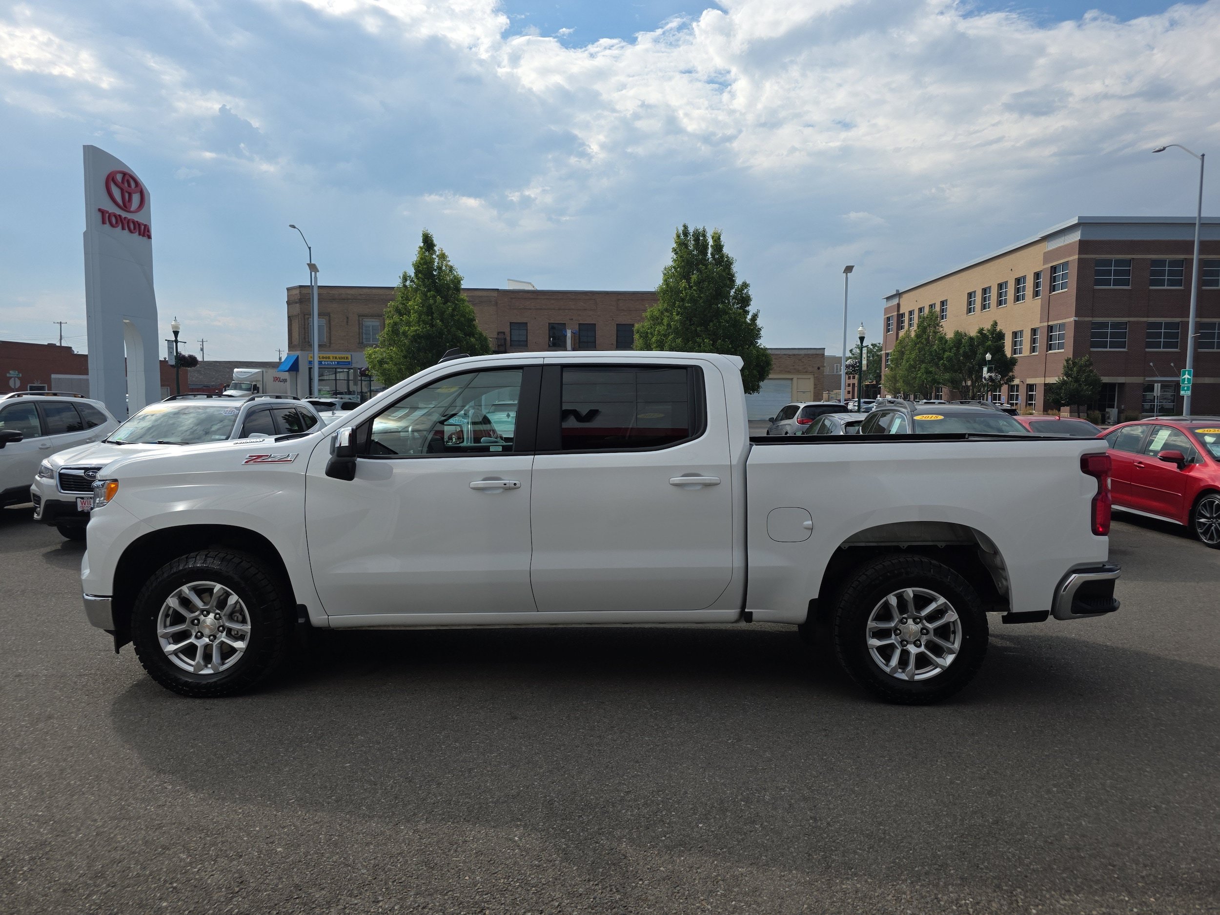 Used 2024 Chevrolet Silverado 1500 LT w/ Z71 Off-Road Package AWD/4WD image 5