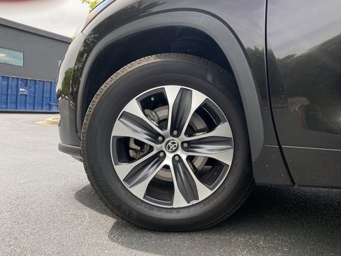 Used 2022 Toyota Highlander XLE image 16