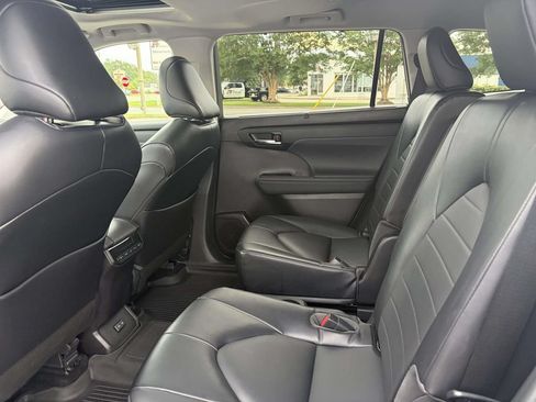 Used 2022 Toyota Highlander XLE AWD/4WD image 15