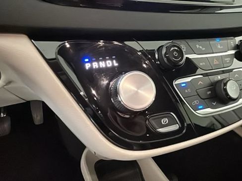 Used 2024 Chrysler Pacifica Touring-L FWD image 20