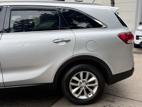 Used 2017 Kia Sorento LX image 7
