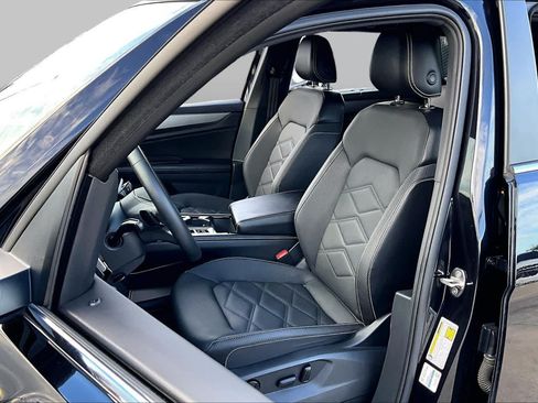 Used 2024 Volkswagen Atlas Cross Sport SE FWD image 8