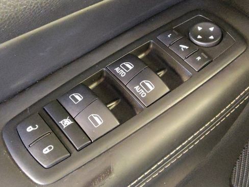 Used 2017 Jeep Grand Cherokee Overland w/ Jeep Active Safety Group image 27