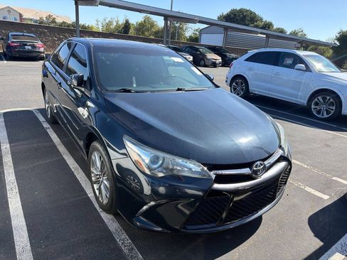 Used 2017 Toyota Camry SE FWD image 1