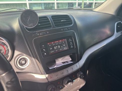 Used 2018 Dodge Journey SE w/ Connectivity Group image 2