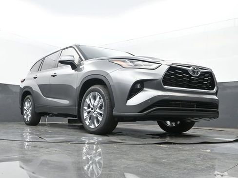 Used 2026 Toyota Highlander Limited image 25