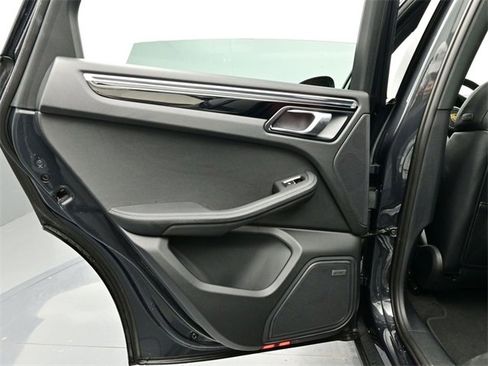 Used 2025 Porsche Macan image 21