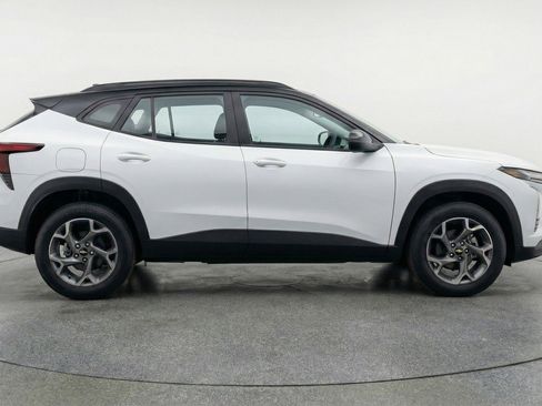 Used 2025 Chevrolet Trax LT image 11