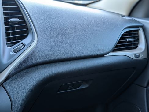 Used 2015 Jeep Cherokee Latitude image 15