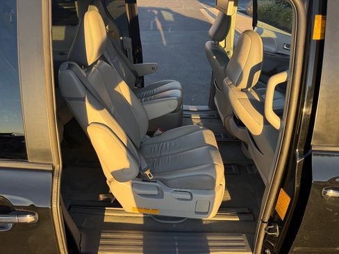 Used 2013 Toyota Sienna AWD image 10