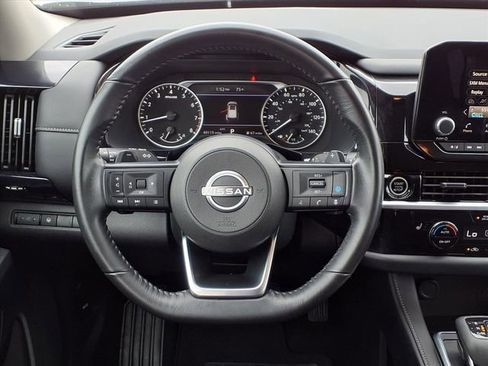 Used 2024 Nissan Pathfinder SV image 19