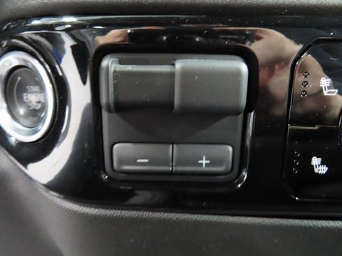 Used 2025 Chevrolet Silverado 2500 LT w/ Convenience Package image 42