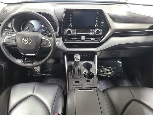 Used 2021 Toyota Highlander XLE AWD/4WD image 25