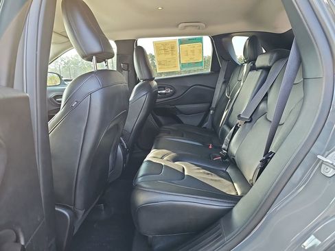 Used 2023 Jeep Cherokee Altitude Lux image 18