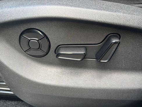 Used 2026 Volkswagen Tiguan SE AWD/4WD image 21