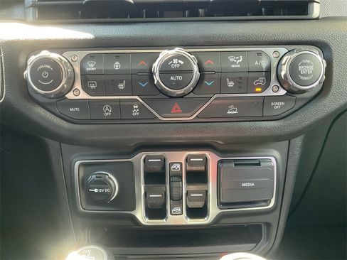 New 2025 Jeep Gladiator Sport image 25