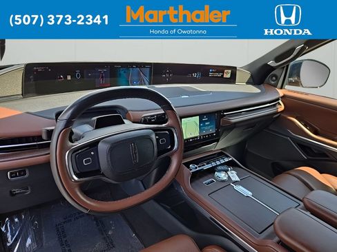 Used 2025 Lincoln Navigator Reserve AWD/4WD image 11