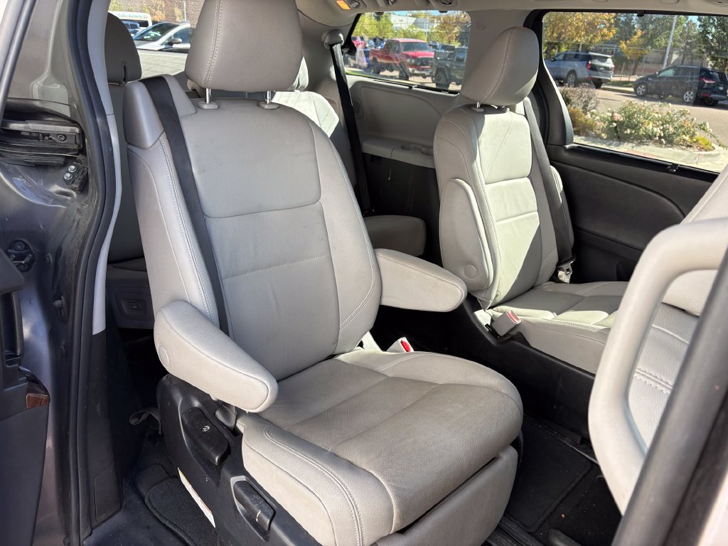 Used 2020 Toyota Sienna Limited Premium w/ Carpet Mat Package FWD image 28