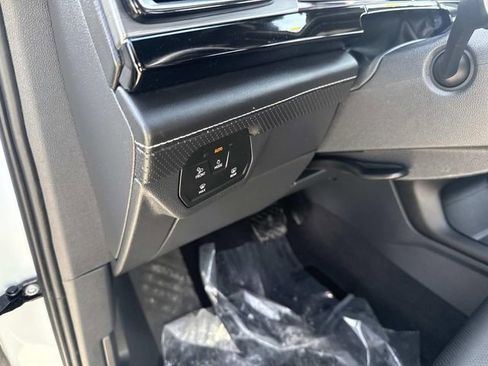 Used 2024 Volkswagen Atlas Cross Sport SE image 25