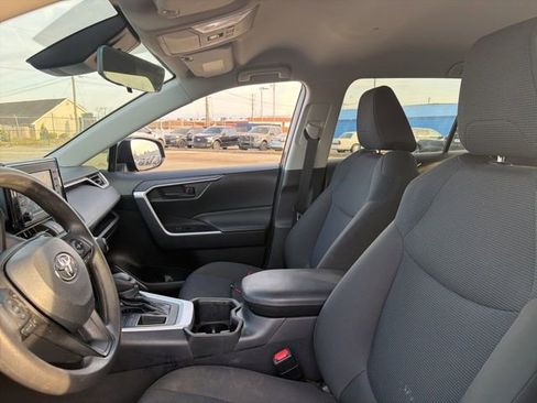 Used 2022 Toyota RAV4 LE image 9