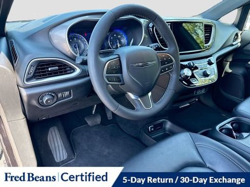 Used 2025 Chrysler Pacifica Select FWD image 12